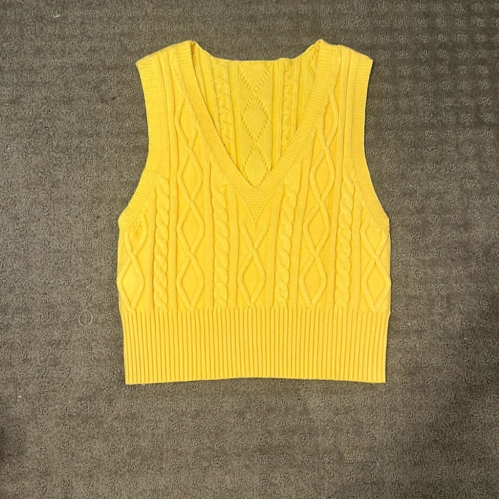 Amazon sweater vest size M